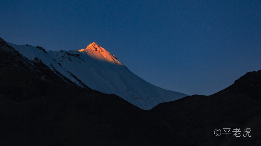 夕阳照在珠峰绒布寺附近的山尖