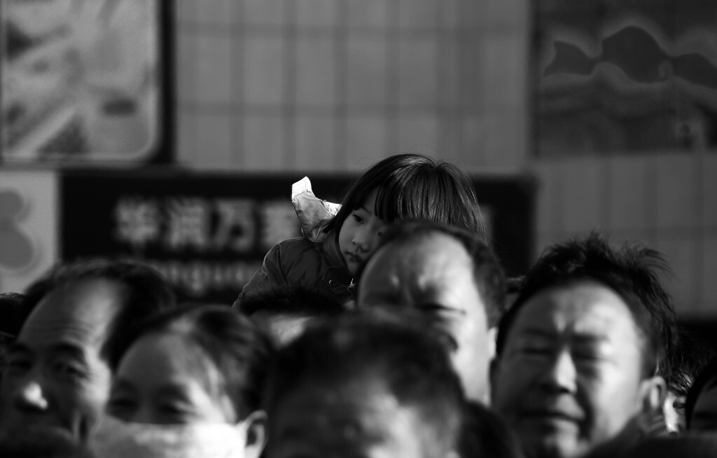 小时候，倦了、累了也愿意赖在父亲的脖子上，他总是微笑着任由我骑。