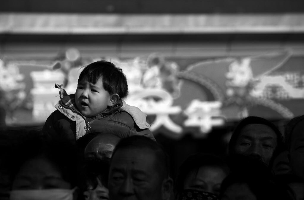 长大了，我们为了种种，离开了父母，远在千里之外，留在身后的是父亲难以言说的眼神。