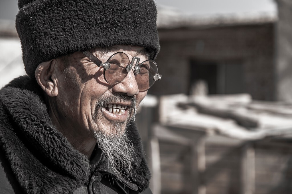 人只有到了暮年，才会体会到经年不老的真谛--平和、乐观、淡薄。