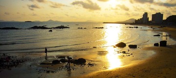 夕阳下的沙滩.jpg