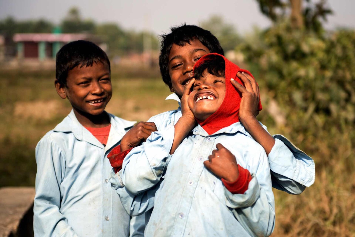 一群打闹的尼泊尔男孩子