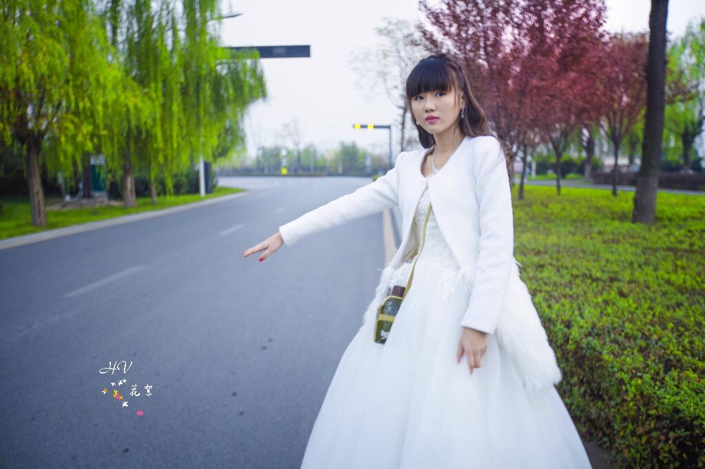 落跑新郎的拦车少女。