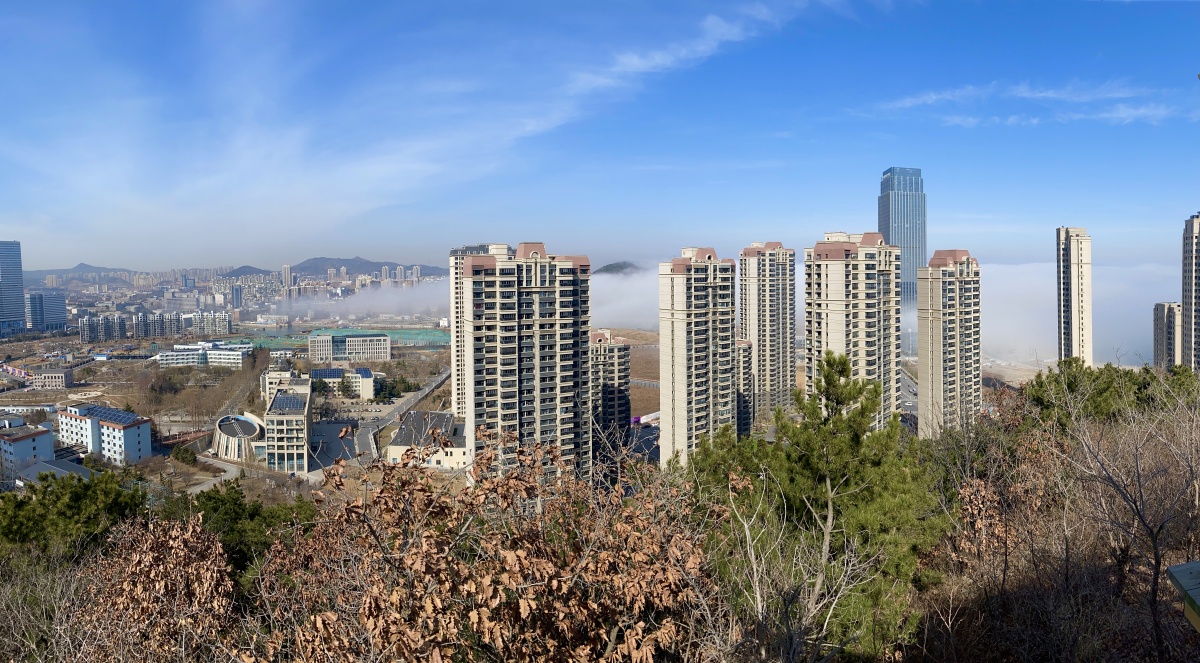 云雾缭绕海滨城 手机拍摄于大连高新区未名山.