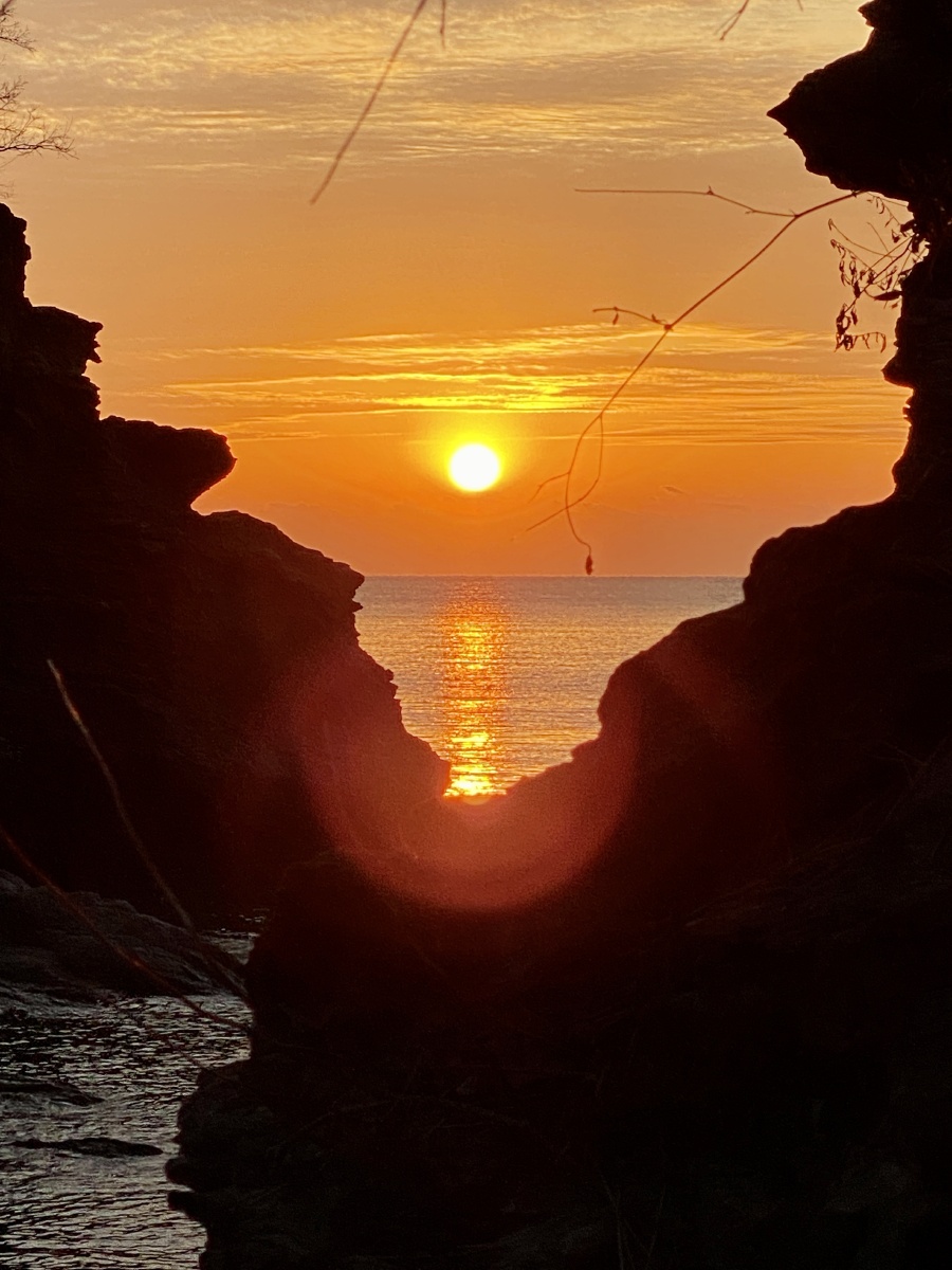 海岸山崖处赏日出手机拍摄于大连高新区七贤岭森林公园海边