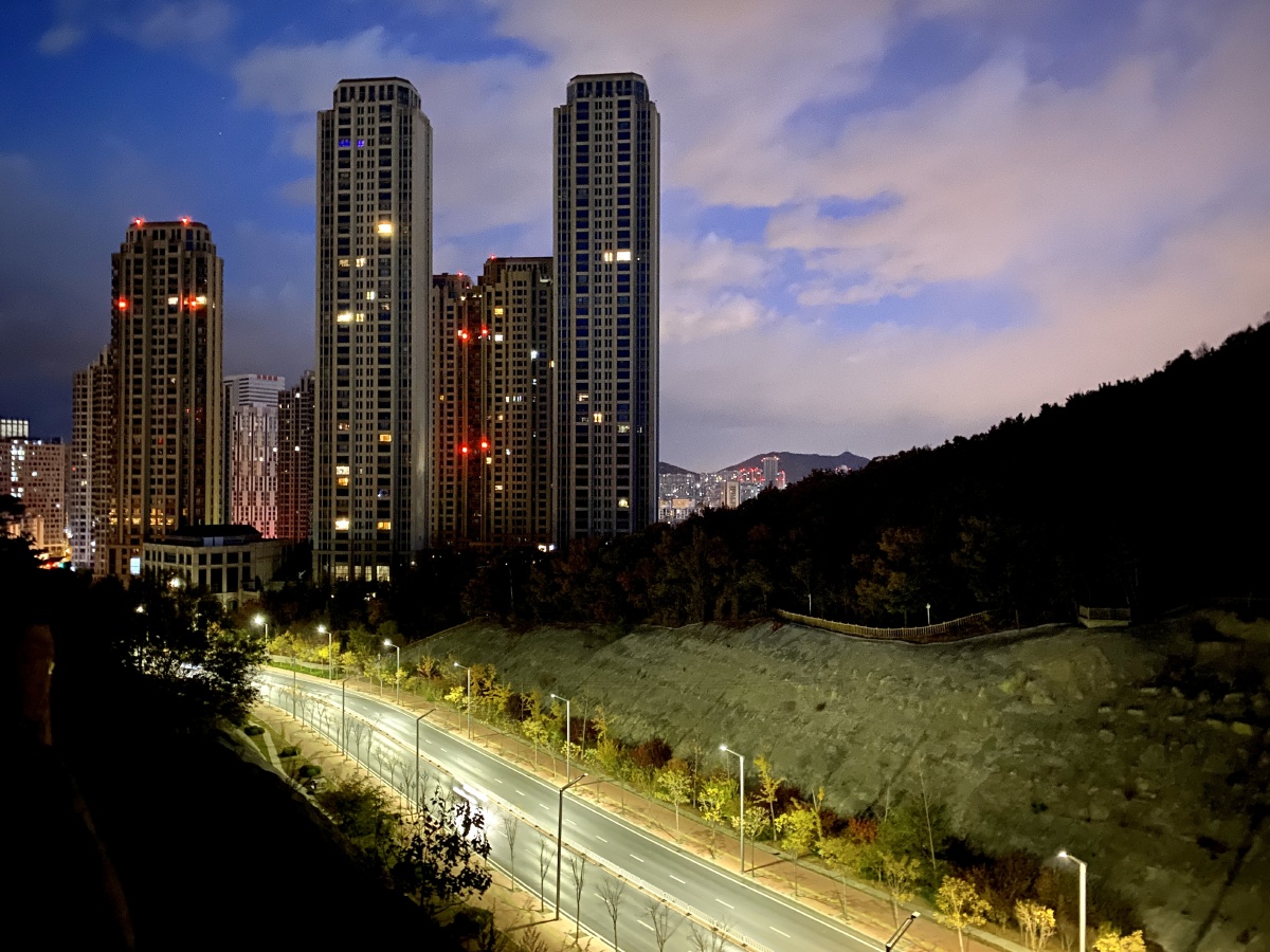 黎明时的城市手机拍摄于大连高新区