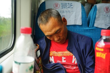火车上 · 疲惫