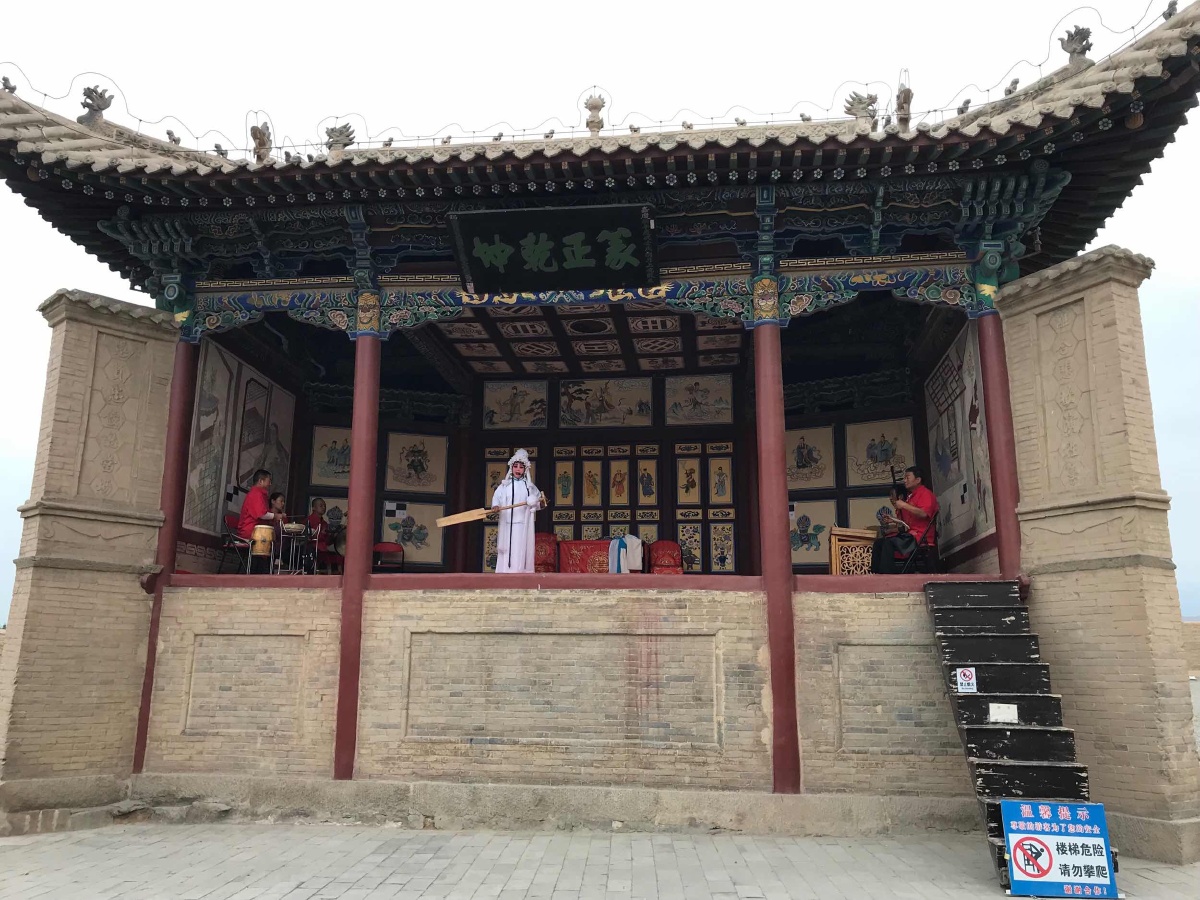 嘉峪关城上的戏台,在演出秦腔戏.