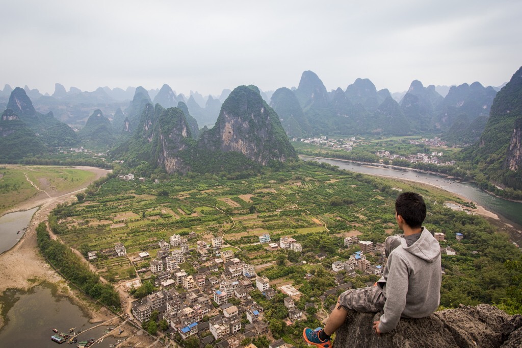 在老寨山顶等日出，可惜厚厚的云层挡住了阳光