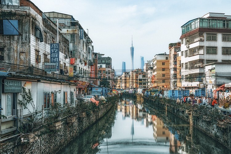 繁华的边缘总会有别样的风景,它属于活在城市边缘的人们。