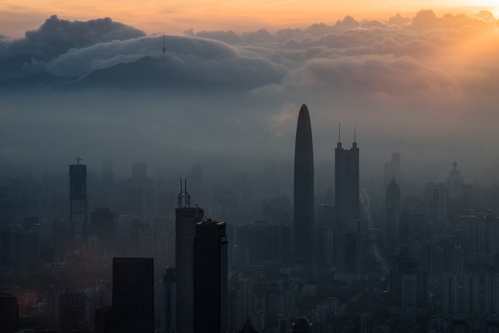 一连一周的阴雨天之后，终于放晴，随着太阳升起，空气中的水汽成了雾，远处的梧桐山云海缭绕，整个深圳反佛成了仙境。