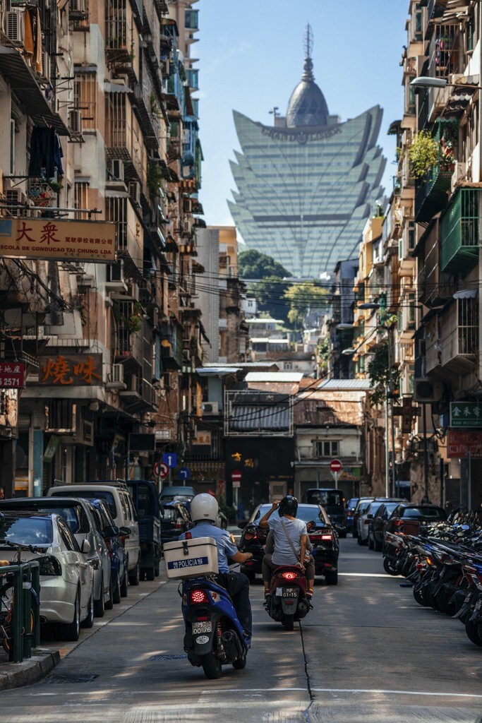 在澳门，摩托车跟汽车是可以和谐共存的，摩托车不再见缝插针，也可以跟汽车一样有秩序的停放。