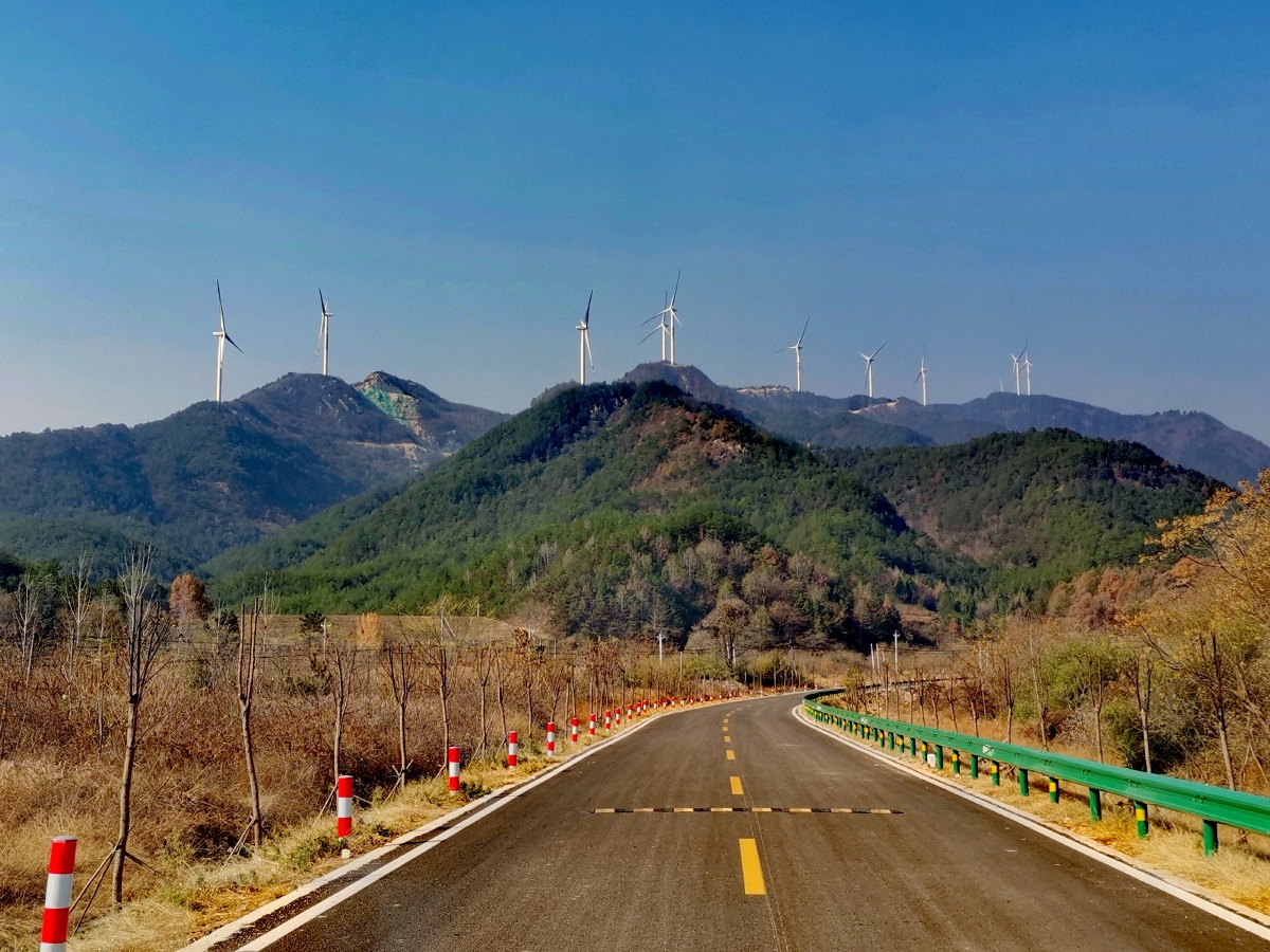 深秋,山顶的风车,一条马路通向远方