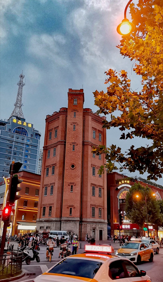 武汉江汉路上的百年老建筑水塔