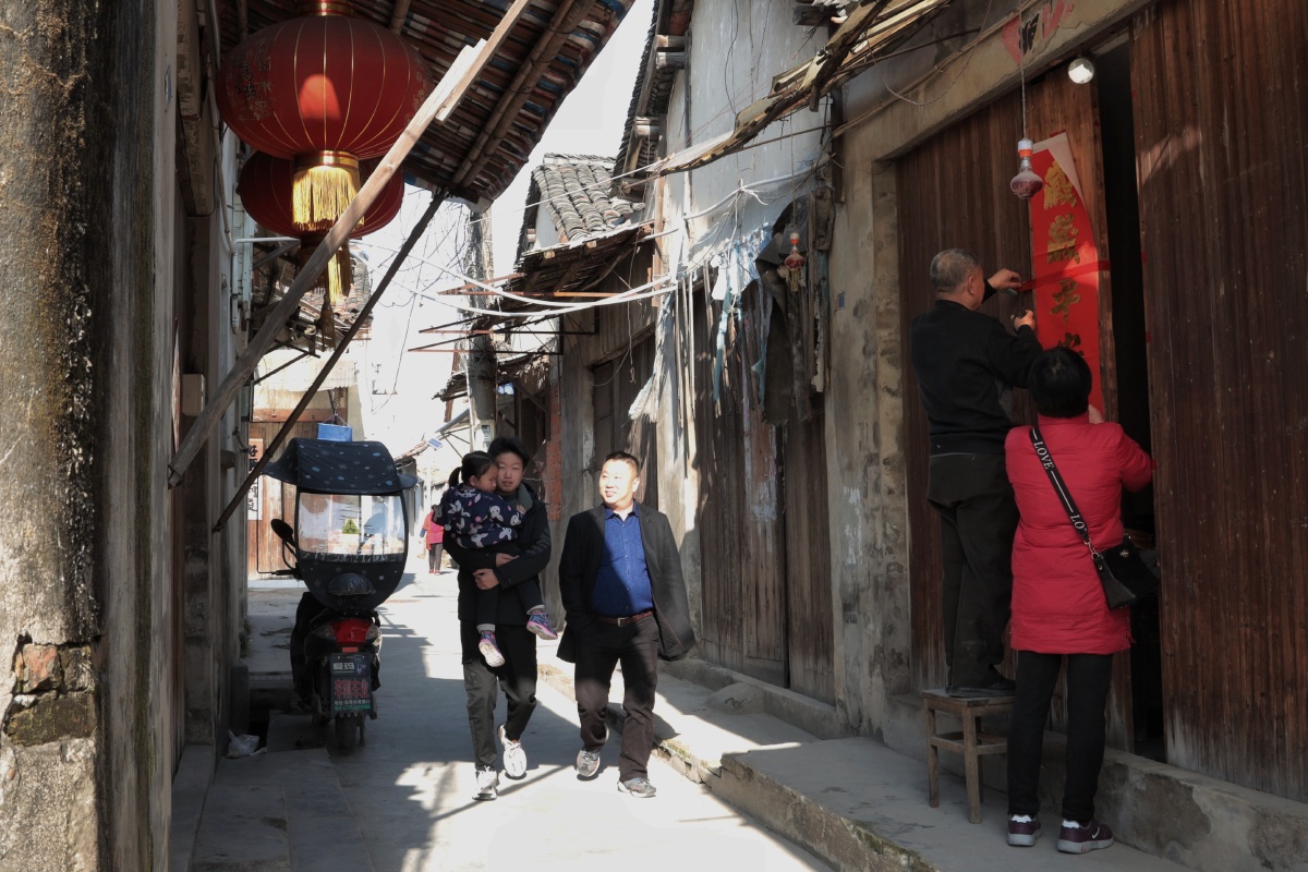 苏埠镇悠长的老街行人稀少老人们坐在墙角晒着太阳一些街坊邻居聚在一