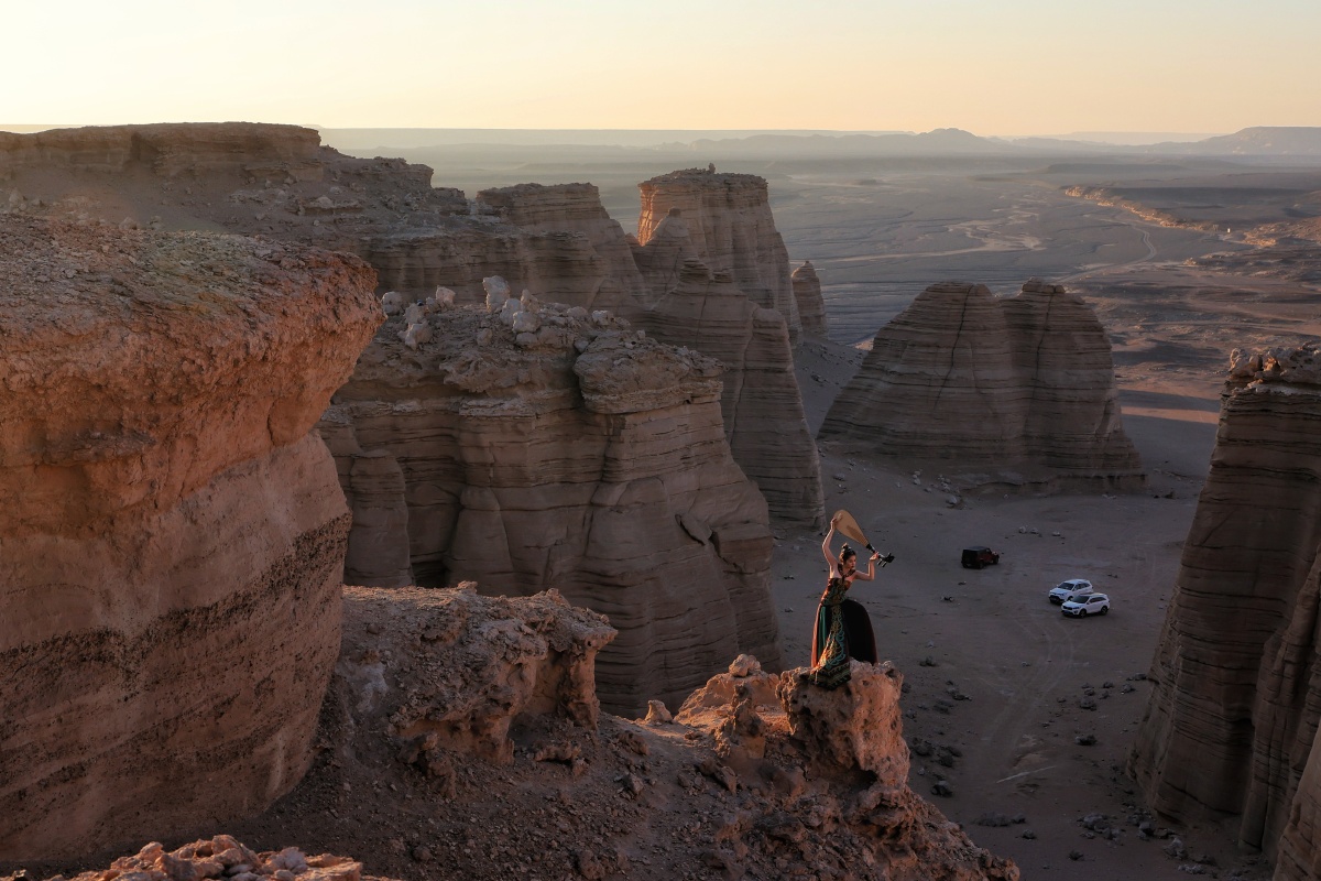 新疆罗布泊大海道无人区沙漠拍摄