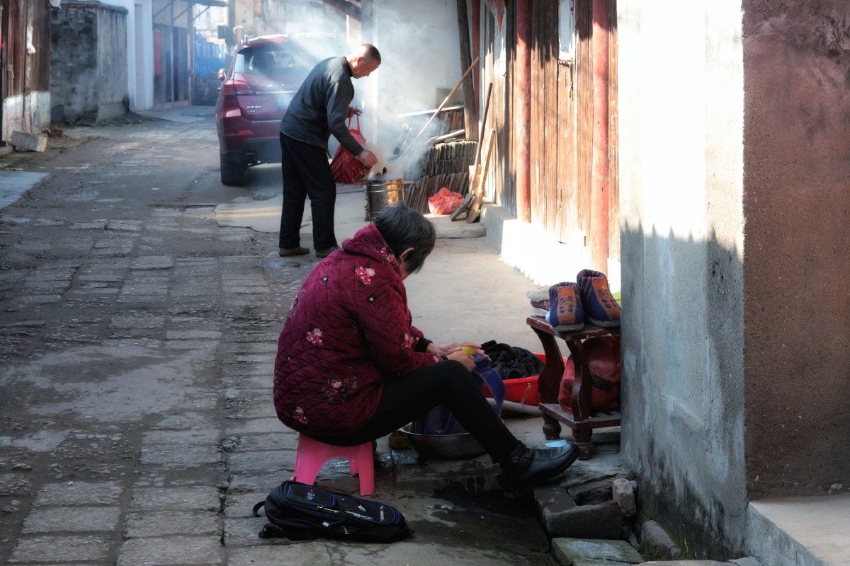 苏埠镇悠长的老街行人稀少老人们坐在墙角晒着太阳一些街坊邻居聚在一