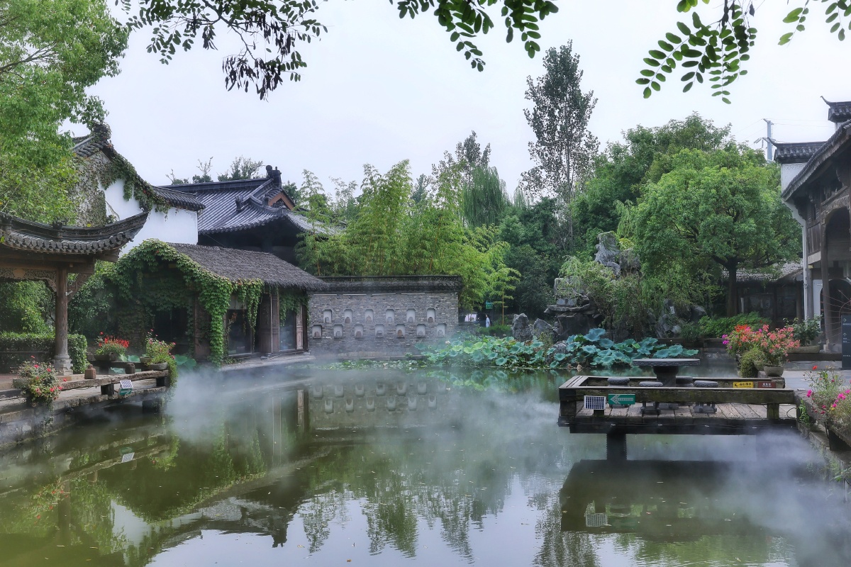 刘园古徽州文化园轻踏在古时的青石板路进入了园林之中徽派建筑大多