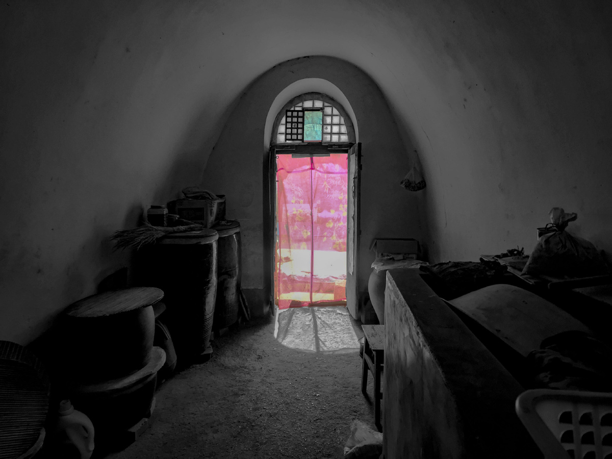 窑洞门外的世界