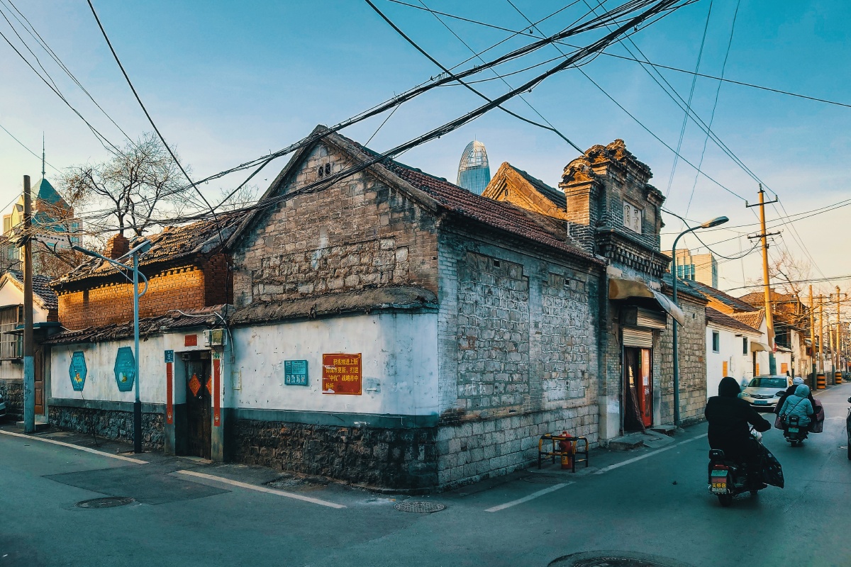 即将拆迁的老街上新街