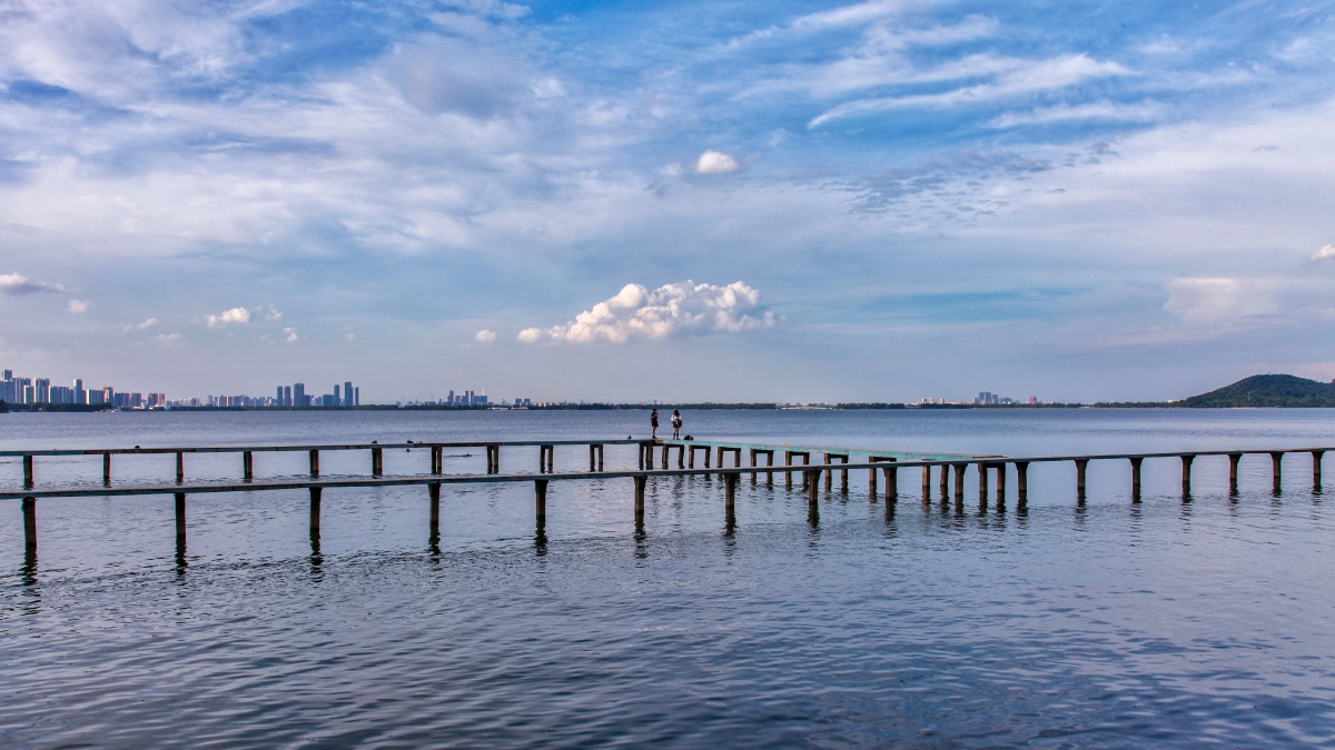 武大门前的凌波门,毕业季遇上夏季.