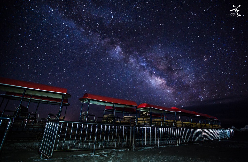 【茶卡·火车银河】夜里十一点，本以为没有希望可以再一睹银河，但我却一直坚信银河会出来，她真的善解人意的露出了漂亮的面容，乌云渐渐散去，安静的夜里，你显得格外美丽～ 坐上小火车，开启银河之旅～