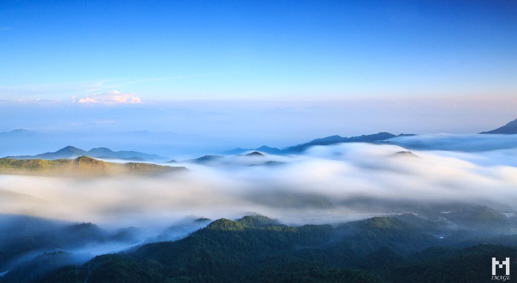 红尖山云海，本地摄影师都爱去的山，人品好到不行，好像还没有人拍过这个角度的流云。