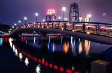 厦的夜。