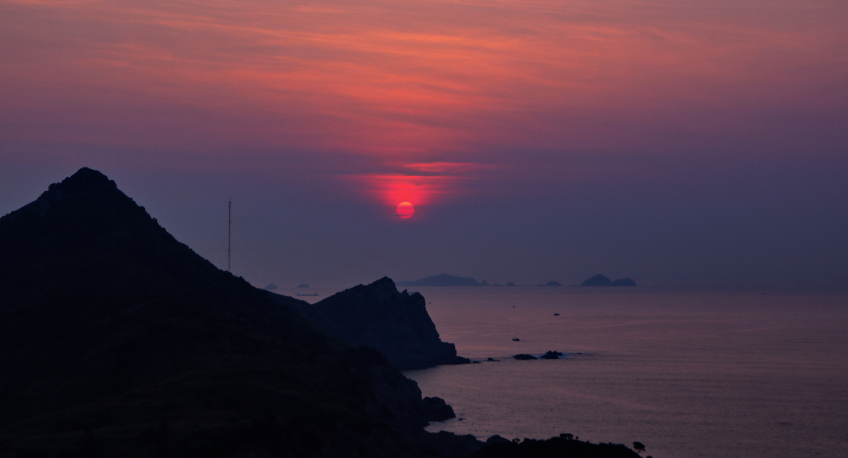 嵛山岛云层后的日出