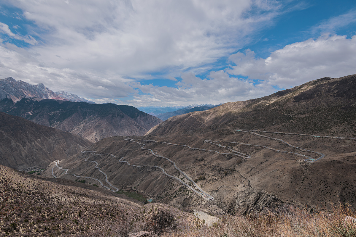 天路七十二道拐川藏公路途中的怒江七十二道拐处于凉风垭山上它海拔