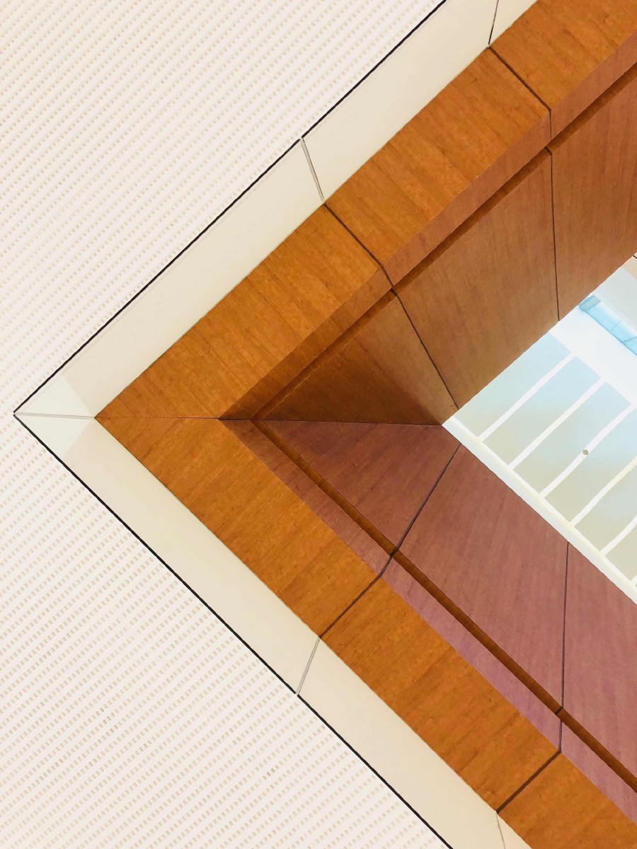 抬头一看,是一个完美的三角构图.