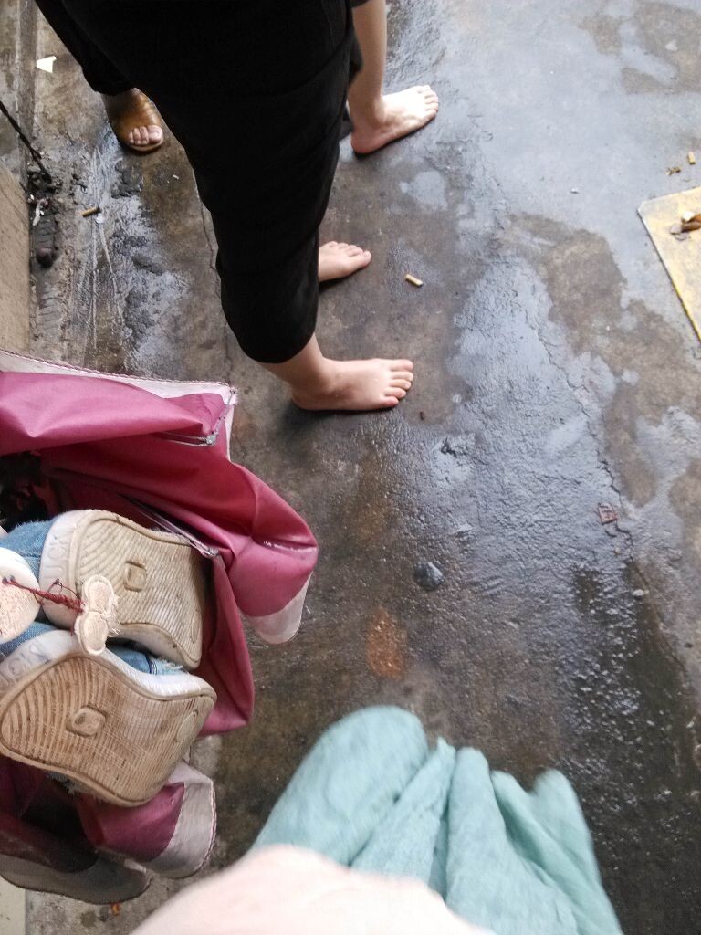最后那天一伙人大雨天光脚丫去买特产