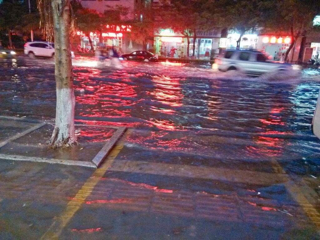 走的前一天晚上，下了很大的雨，道路上满满的水。