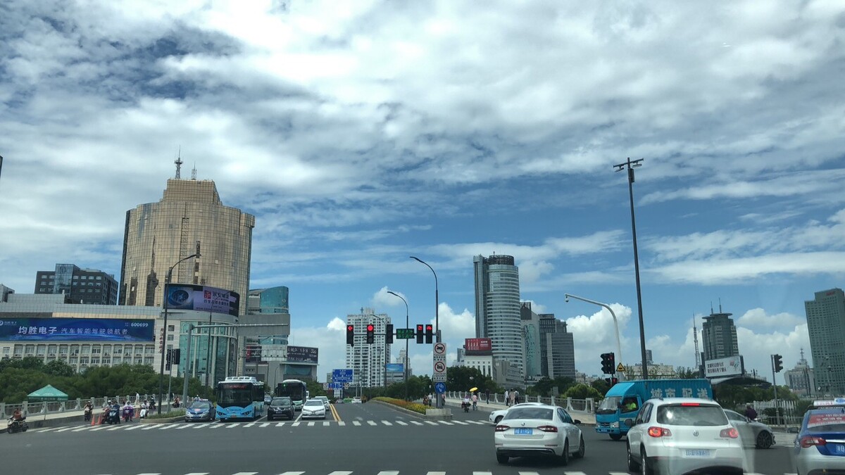 中山东路等红灯等到的瞬间美丽