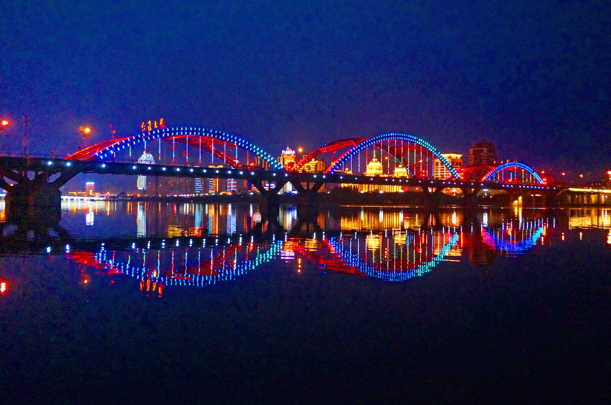 夜色笼罩中的吉林市江湾大桥,多姿多彩