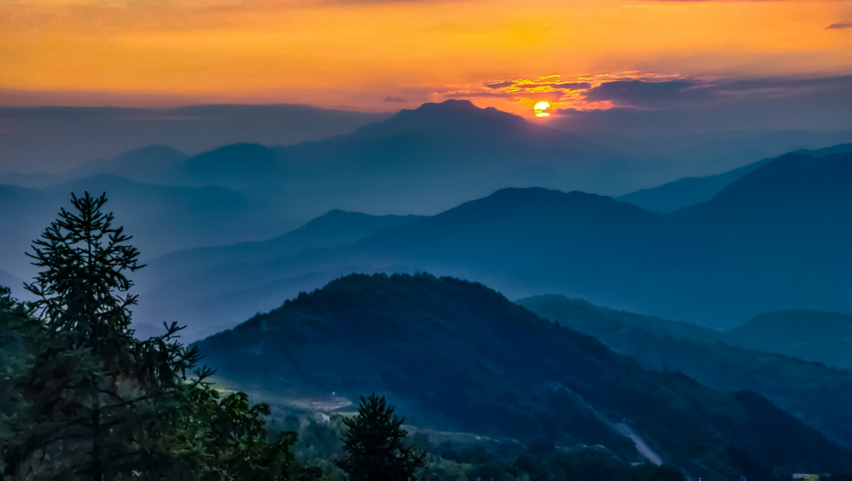 夕阳西下,层峦叠翠