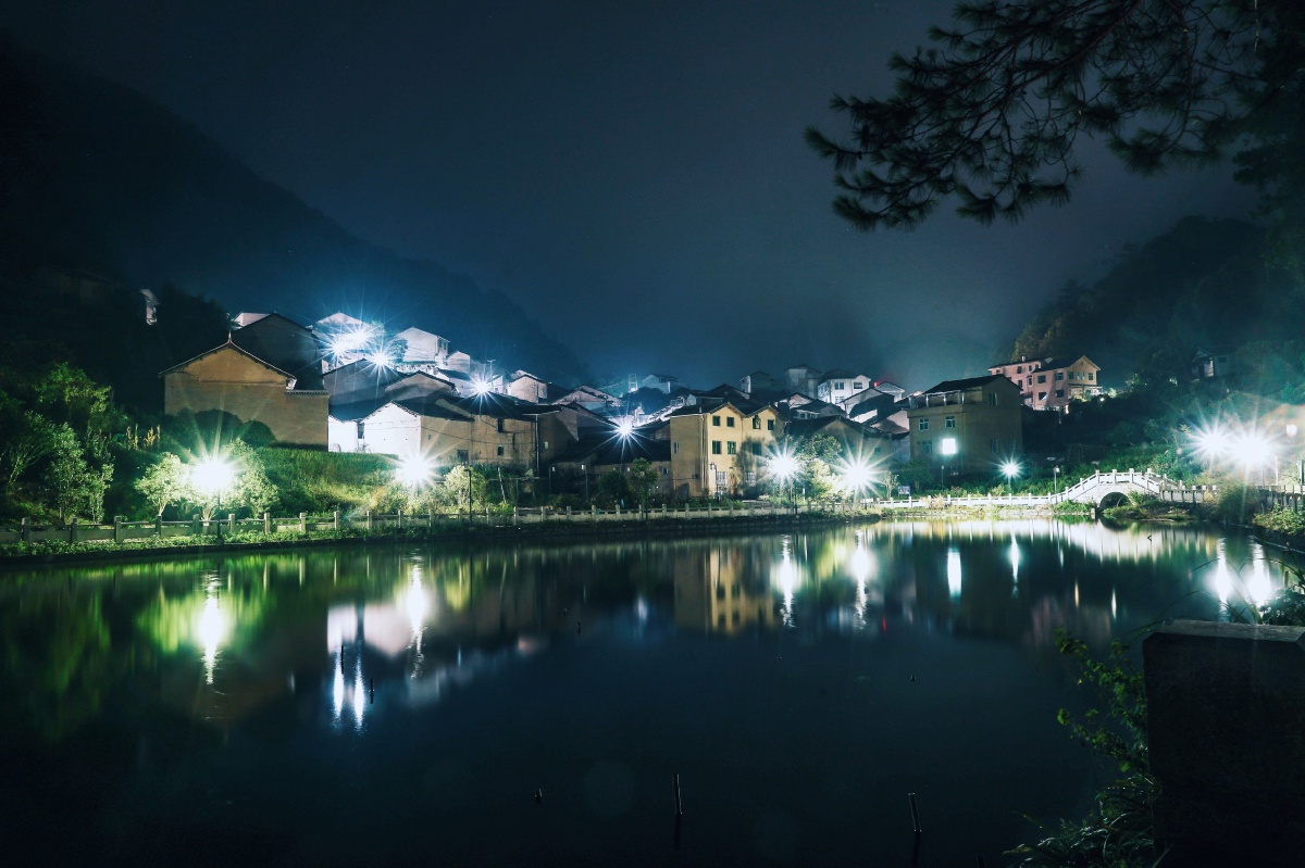 山村夜色