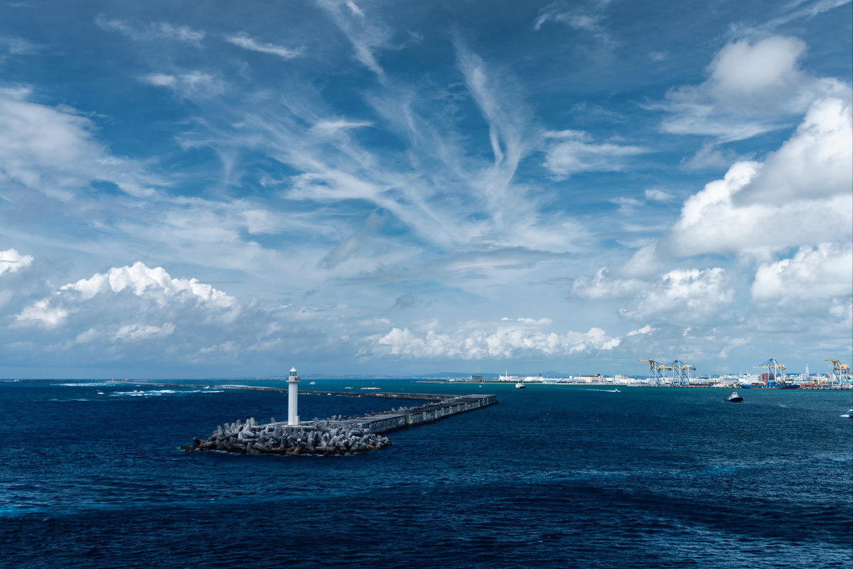 冲绳岛那霸港,碧海蓝天和灯塔,沿海城市的路边风景,对我来说却是诗与