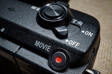 72587