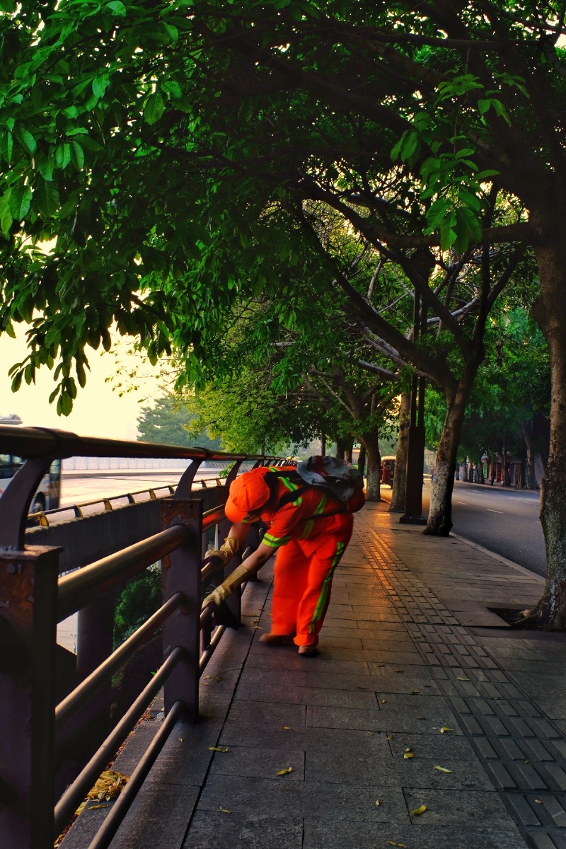 五一国际劳动节仍然坚守岗位的环卫工人