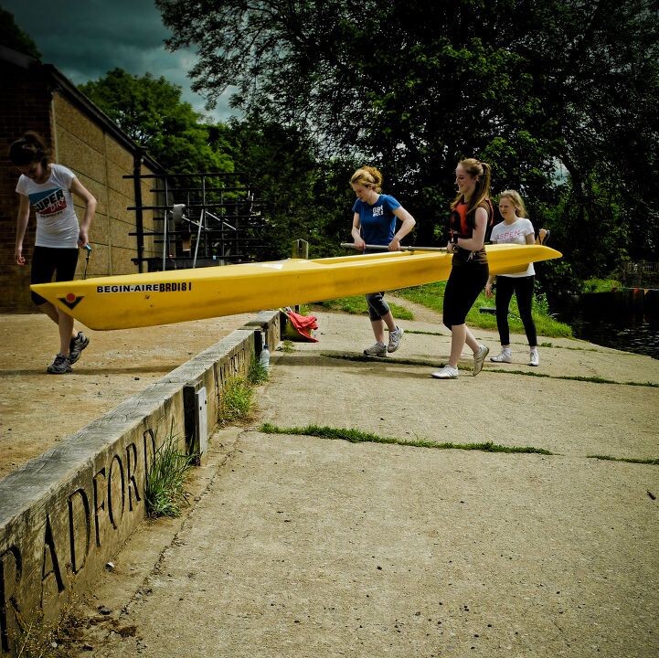 Saltaire Kayak - 1<br />
周末想着去哪散步。随便搜个遗产地图，发现离自己最近的是这么一个之前从没听说过的小镇。其价值是十九世纪工业社区的典型留存。但是现在看来，更大的意义是本地人周末散步、骑车、划船的好去处。