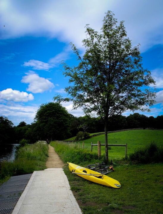 Saltaire Kayak - 4<br />
放在一旁的單人艇，顯得寧靜（颜色老是搞不好，皑皑，学不会啊学不会。。。）