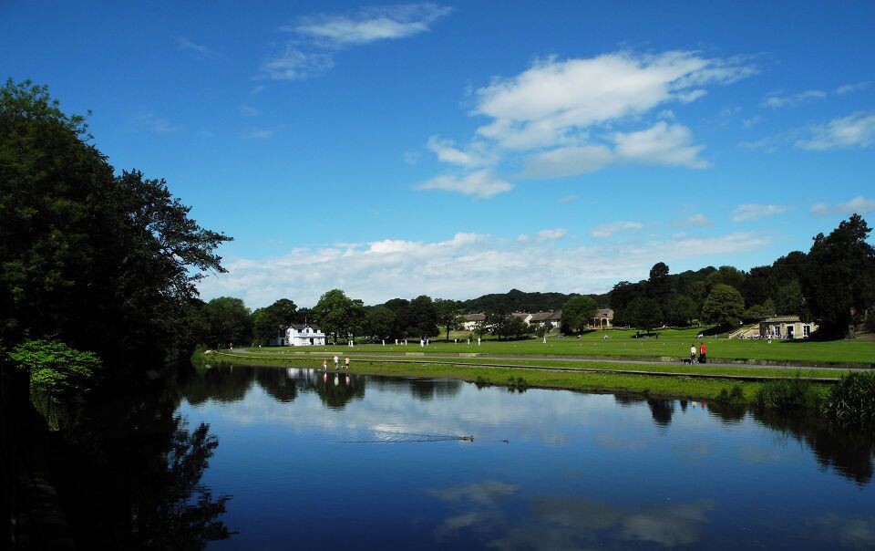 Saltaire Sunday<br />
虽说Saltaire是以其十九世纪工业小镇而入选世界文化遗产名录,但真正在这里感受到的,其现在的角色,却是一当地人周末休闲、漫步、骑车的好去处。这也是第一次感受到和想象中如斯吻合的英国乡间的景致、生活。幽静的河流,旁边有白色的小屋,前方是大片的草地,草地上是打板球的人们。一瞬间仿佛回到百年前的英国。