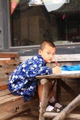 平遥古城的小男孩