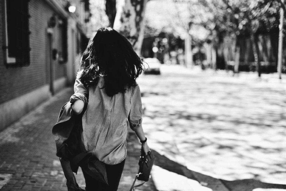 其实是让她不断地走过来拍正面,结果再跑回去的时候捏了一下