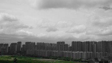 943110
