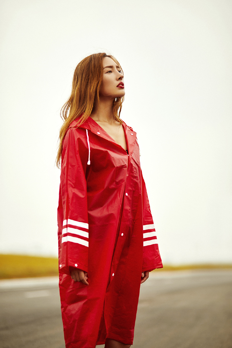 客样红色雨衣