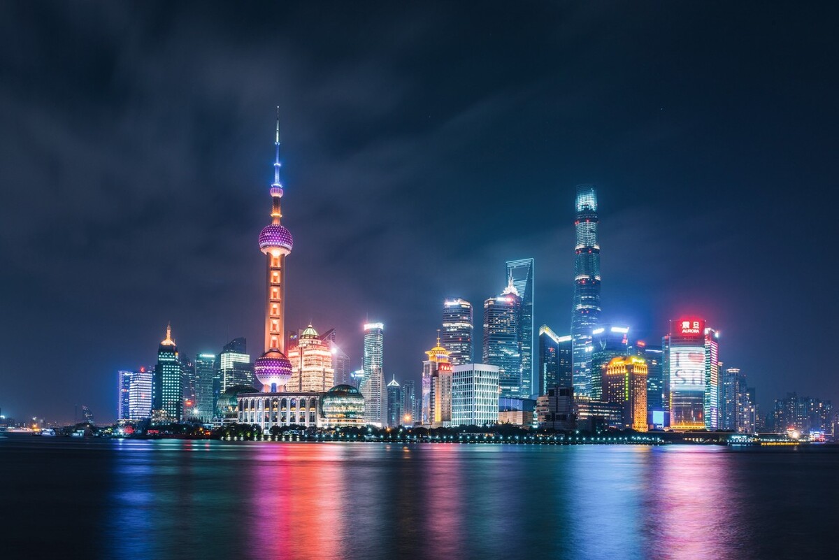 陆家嘴——首个国家级金融开发区，改革开放的前沿阵地，这里高楼林立，车水马龙，一派国际大都市的繁华风貌，凸显国家建设的脚步。