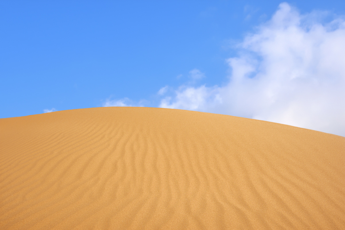 库布齐沙漠一蓝天白云下的大漠黄沙