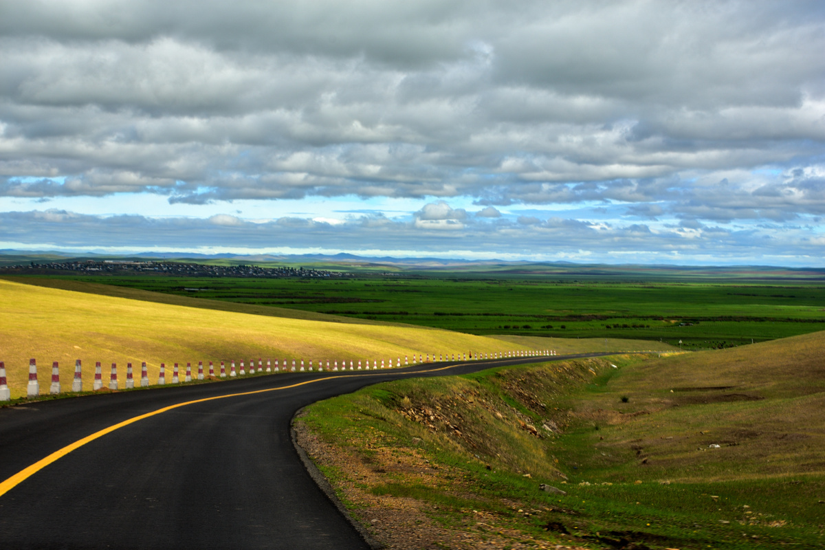 内蒙古呼伦贝尔大草原中俄边境公路